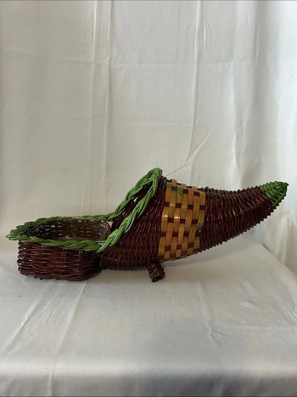 VTG two-tone wicker/rattan cornucopia basket with an attached tray base